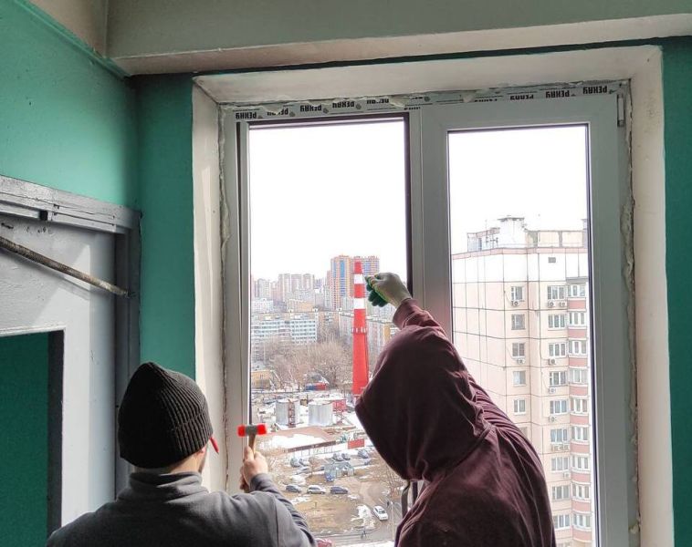 В жилом доме на улице Молодежная управляющая компания заменила поврежденное окно Новости Реутова 