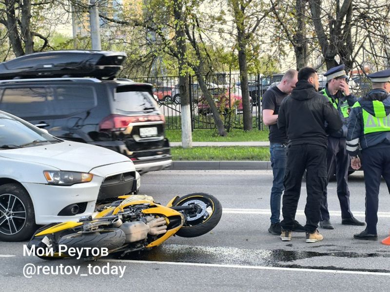 Автомобиль  Mitsubishi сбил мотоциклиста в Реутове Новости Реутова 