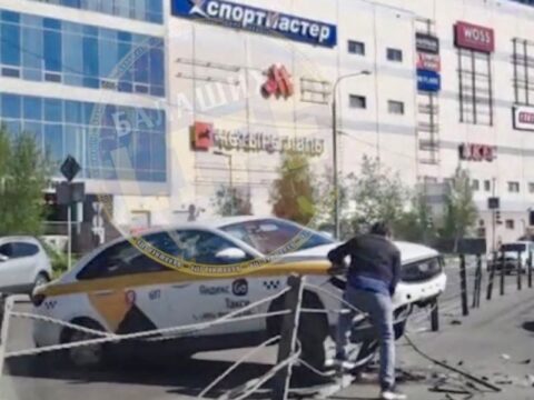 В Реутове такси попало в аварию Новости Реутова 